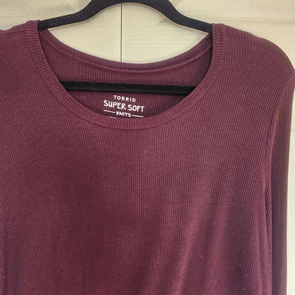 TORRID Long Sleeve Lace-Up Sleeve Tunic in  Berry Size 1 - Picture 4 of 9